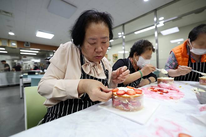 허정미씨가 지난 14일 낮 서울 노원구 다운복지관에서 딸기 케이크를 만들고 있다. 김영원 기자 forever@hani.co.kr