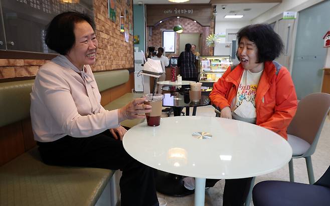 허정미씨(왼쪽)가 지난 14일 오후 서울 노원구 다운복지관에서 친구 정미라씨와 오미자 에이드를 마시며 웃고 있다. 김영원 기자 forever@hani.co.kr