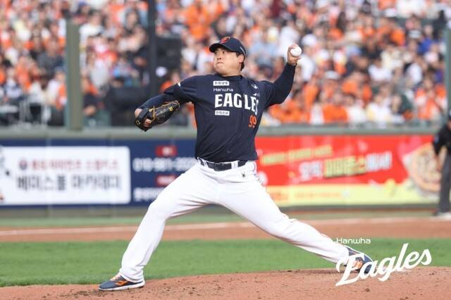 한화 이글스 류현진이 18일 부산 사직구장에서 열린 롯데 자이언츠와의 경기에서 호투하고 있다. 한화 이글스 제공