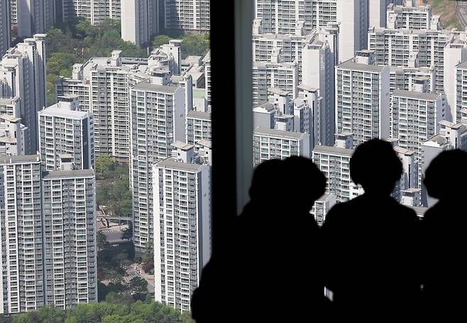 봄 이사 철이 한창인 가운데 서울 아파트 전세 매물이 2년 전 대비 절반 가까이 줄어든 것으로 나타났다. 19일 서울 송파구 롯데월드타워에서 바라본 아파트의 모습. 연합뉴스