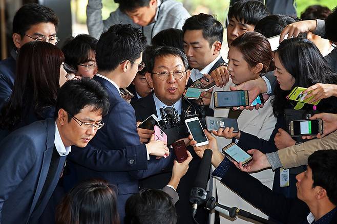 이석수 전 특별감찰관이 2016년 10월28일 오후 서울 서초동 서울중앙지검으로 출두하고 있다. 김태형 기자 xogud555@hani.co.kr