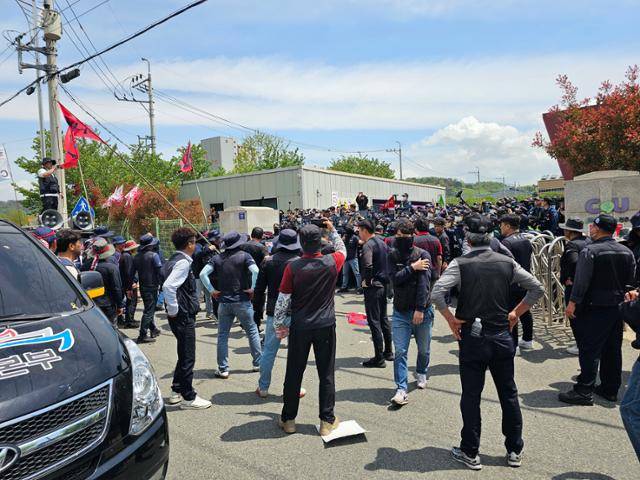 민주노총 화물연대 편의점지부 CU지회 노조원들이 20일 경남 진주시 소재 CU 진주물류센터 앞에서 센터 진입을 두고 경찰과 대치하고 있다. 뉴스1