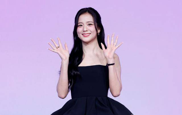 그룹 블랙핑크 멤버 겸 배우 지수 측이 최근 불거진 가족 논란에 대한 입장을 밝혔다. 뉴시스