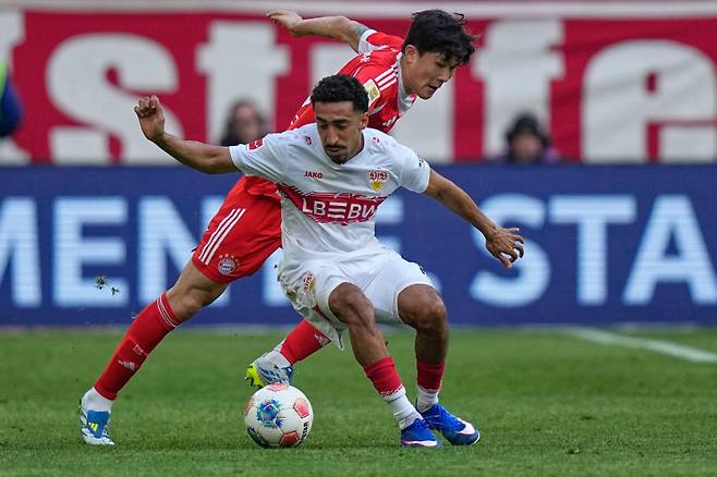 <yonhap photo-0557=""> Stuttgart's Tiago Tomas, left, and Bayern's Kim Min-jae fight for the ball during a Bundesliga soccer match between Bayern and Stuttgart in Munich, Germany, Sunday, April 19, 2026. (AP Photo/Matthias Schrader) THE DEUTSCHE FUSSBALL LIGA DFL DOES NOT ALLOW ITS IMAGES TO BE USED AS SEQUENCES TO EMULATE VIDEO/2026-04-20 01:17:44/ <저작권자 ⓒ 1980~2026 ㈜연합뉴스. 무단 전재 재배포 금지, AI 학습 및 활용 금지></yonhap>