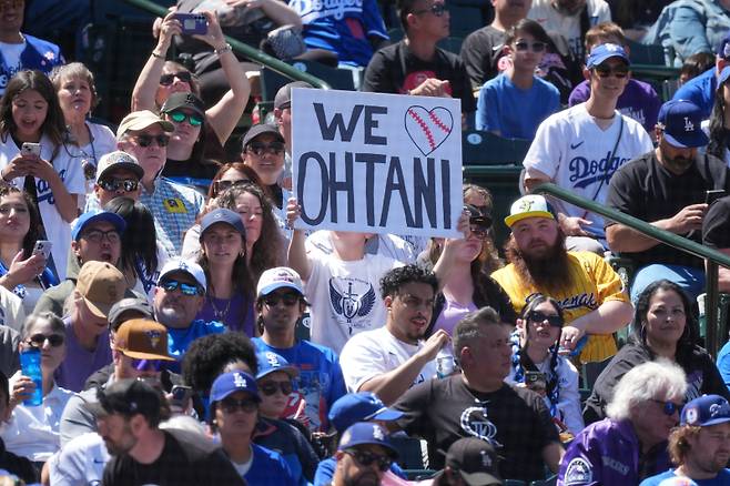 <yonhap photo-1803=""> A fan holds up a sign as Los Angeles Dodgers' Shohei Ohtani steps up to the plate to face Colorado Rockies starting pitcher Michael Lorenzen in the third inning of a baseball game Sunday, April 19, 2026, in Denver. (AP Photo/David Zalubowski)/2026-04-20 05:25:53/ <저작권자 ⓒ 1980~2026 ㈜연합뉴스. 무단 전재 재배포 금지, AI 학습 및 활용 금지></yonhap>