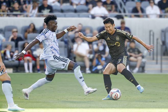 <yonhap photo-3457=""> Apr 19, 2026; Los Angeles, California, USA; Los Angeles Football Club forward Son Heung-Min (7) kicks the ball during the first period against the San Jose Earthquakes at BMO Stadium. Mandatory Credit: William Navarro-Imagn Images/2026-04-20 09:19:36/ <저작권자 ⓒ 1980~2026 ㈜연합뉴스. 무단 전재 재배포 금지, AI 학습 및 활용 금지></yonhap>