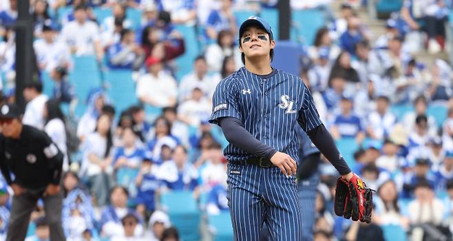 <yonhap photo-5070=""> 원태인 '아쉽네' (대구=연합뉴스) 김현태 기자 = 12일 대구 삼성라이온즈파크에서 열린 2026 신한 SOL뱅크 KBO리그 NC 다이노스와 삼성 라이온즈 경기. 1회 초 부상에서 복귀한 삼성 선발투수 원태인이 역투한 뒤 자신의 투구를 아쉬워하고 있다. <저작권자 ⓒ 1980~2026 ㈜연합뉴스. 무단 전재 재배포 금지, AI 학습 및 활용 금지></yonhap>