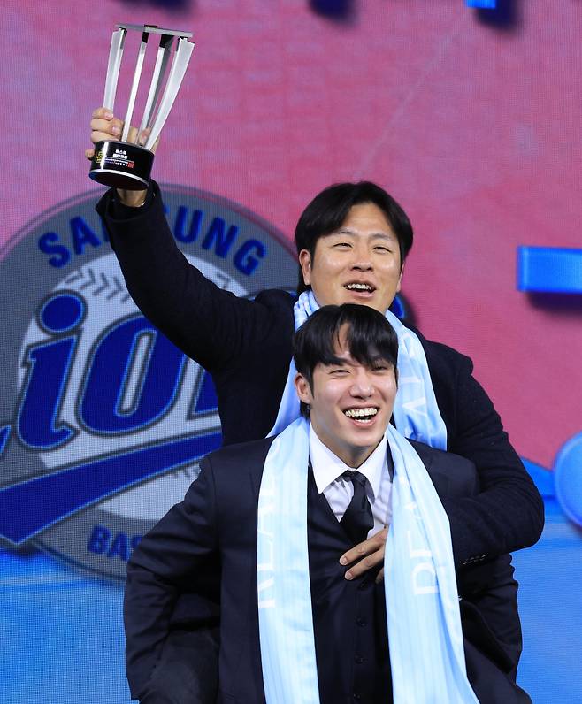 <yonhap photo-3198=""> '리얼글러브어워드' 베터리 상 삼성 원태인, 강민호 (서울=연합뉴스) 최재구 기자 = 1일 서울 광진구 그랜드워커힐 호텔에서 열린 한국프로야구선수협회 시상식인 2025컴투스프로야구 리얼글러브어워드에서 베터리 상을 수상한 삼성 강민호와 원태인이 수상 후 기념사진을 촬영하고 있다. <저작권자 ⓒ 1980~2025 ㈜연합뉴스. 무단 전재 재배포 금지, AI 학습 및 활용 금지></yonhap>