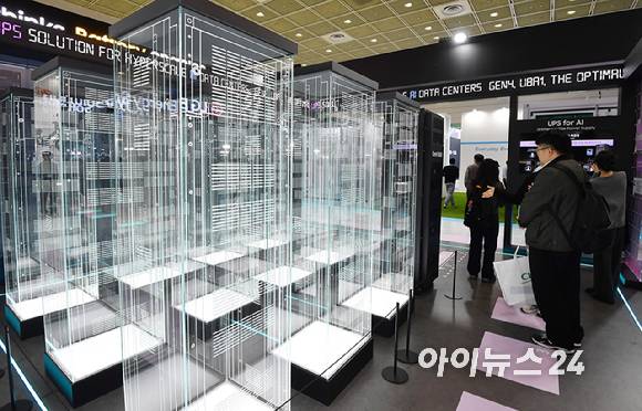 11일 서울 강남구 코엑스에서 열린 '인터배터리 2026'에서 참석자들이 삼성SDI 전시장을 둘러보고 있다. 2026.03.11 [사진=곽영래 기자]