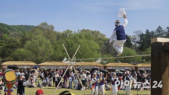 '제9회 양주 회암사지 왕실축제'에서 줄타기 명인이 아슬아슬한 전통 줄타기 공연을 펼치며 현장을 찾은 관람객들의 이목을 집중시키고 있다. [사진=김재환기자]