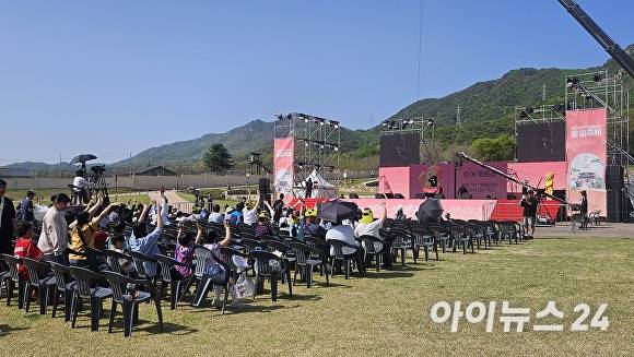 경기도 양주시가 10만 명 인파에 대비해 대대적으로 준비한 '양주 회암사지 왕실축제'의 메인 무대에서 오엑스(OX) 퀴즈와 디제이(DJ) 파티가 열리고 있으나, 뙤약볕이 내리쬐는 탓에 마련된 객석 상당수가 텅 비어 있어 다소 한적한 분위기를 보이고 있다. [사진=김재환기자]