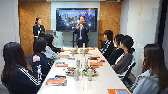 경기도기숙사 '청년멘토특강 선배와의 대화'  모습. [사진=경기도기숙사]