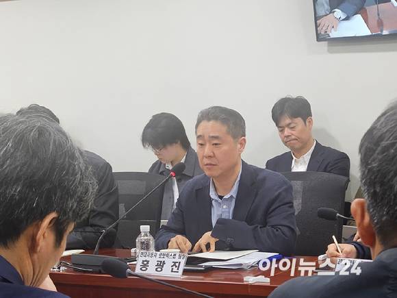 홍광진 현대차·기아 로보틱스랩 팀장이 20일 국회 의원회관에서 열린 '피지컬 인공지능(AI) 최강국 도약을 위한 입법 라운드 테이블'에서 발언하고 있다. [사진=설재윤 기자]