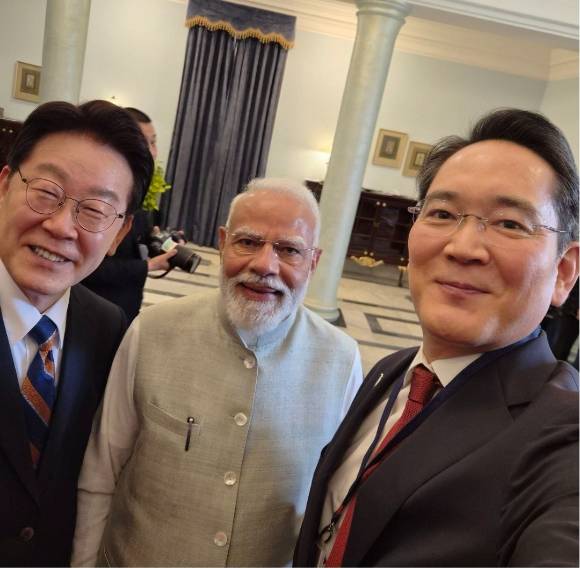 이재명 대통령과 나렌드라 모디 인도 총리, 이재용 삼성전자 회장이 셀프 사진을 촬영하고 있다. [사진=삼성전자 뉴스룸]