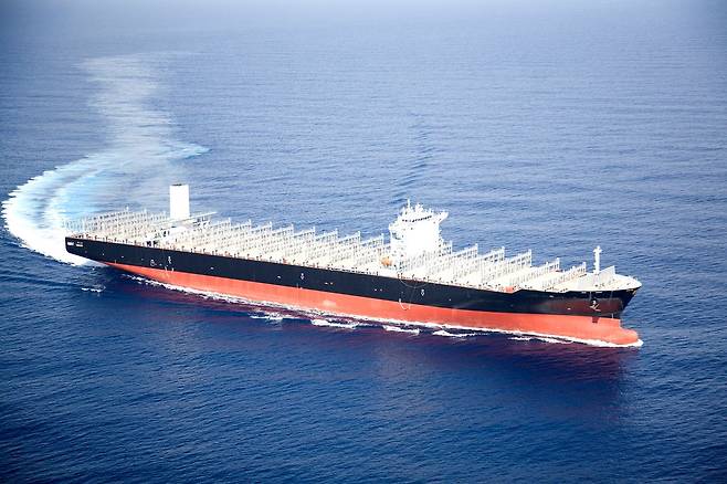 조선업이 호황기를 맞은 가운데, 국내 중형조선사의 수주 확대를 위해 'RG(선수급환급보증)'를 확대해야 한다는 주장이 나오고 있다. 사진은 HJ중공업의 컨테이너선. 연합뉴스