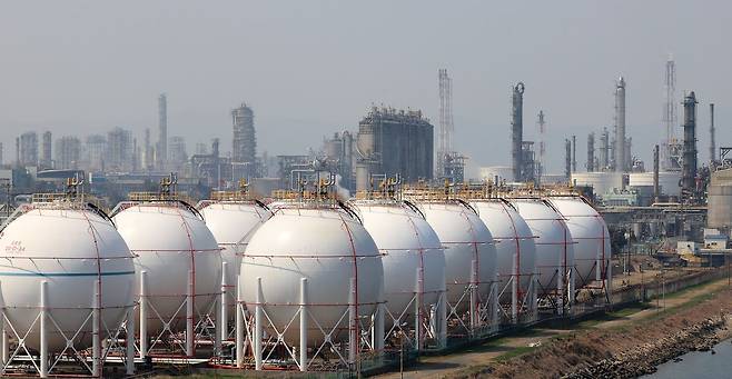 중동 사태 장기화로 나프타 수급 차질이 빚어지면서 전남 여수산단 내 석유화학 기업들의 공장이 잇따라 중단되고 있다. 지난달 여수산단의 모습. 연합뉴스