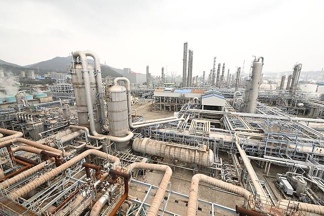 중동 사태 장기화로 나프타 수급 차질이 빚어지면서 전남 여수산단 내 석유화학 기업들의 공장이 잇따라 중단되고 있다. 지난 1일 여천NCC 나프타 가공 설비의 모습. 연합뉴스