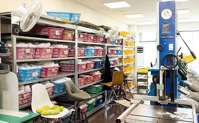 소중 학생기자단이 치료용 발 보조기, 정형용 교정장치, 기능성 신발 개발회사인 바이오메카닉스를 찾았다.