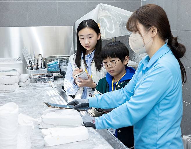 석고본을 처방에 맞게 다듬어 발 모양을 만들고 변형시키는 작업을 한다.