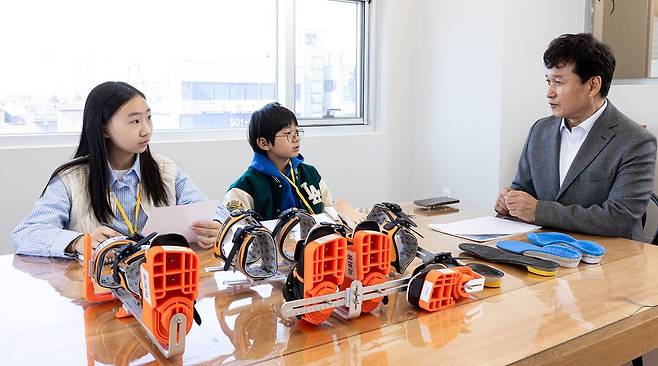 발 건강을 책임지는 페도티스트 직업에 대해 알아보기 위해 박인식(오른쪽) 페도티스트에게 질문하는 소중 학생기자단.