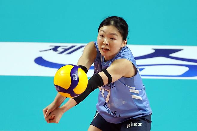 (서울=뉴스1) 황기선 기자 = 29일 오후 서울 장충체육관에서 열린 프로배구 진에어 2025-2026 V리그 여자부 GS칼텍스와 흥국생명의 경기에서 GS칼텍스 한수진이 리시브를 하고 있다. 2026.1.29/뉴스1