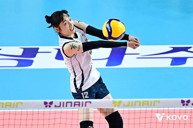 3일 김천체육관에서 열린 챔피언결정전 2차전에서 서브를 받아내는 리베로 문정원. 사진 한국배구연맹