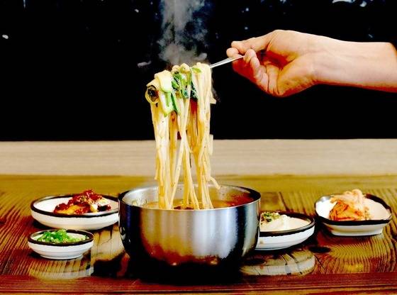 고추가루를 많이 넣어 맵게 만든 얼큰이 칼국수. 사진 대전 중구