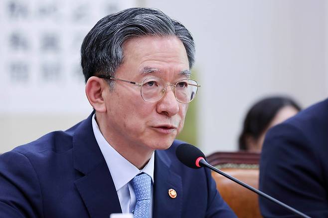 정성호 법무부 장관이 8일 국회에서 열린 법제사법위원회 전체회의에서 의원들 질의에 답하고 있다. 임현동 기자