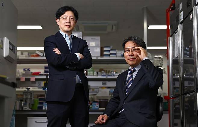 지난 2일 서울 금천구 엣진 연구실에서 인터뷰 중인 김진수 교수(왼쪽)와 김영호 대표. 엣진은 미토콘드리아 유전자 교정 치료제를 개발 중이다. 김종호 기자