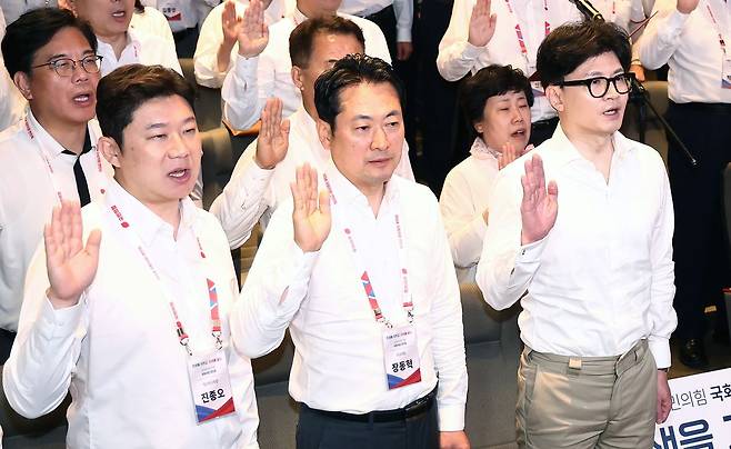 2024년 8월 30일 당시 국민의힘 한동훈 대표와 추경호 원내대표를 비롯한 의원들이 인천 중구 인천국제공항공사 인재개발원에서 열린 2024 국민의힘 국회의원 연찬회에서 결의문을 낭독하고 있다.  오른쪽부터 당시 한 대표, 장동혁 최고위원, 진종오 청년최고위원. 뉴스1