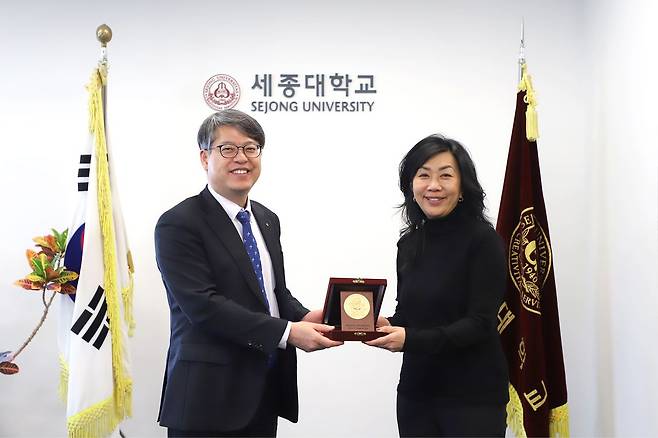 세종대 엄종화 총장(왼쪽)과 쉐리단 칼리지 신디 구베이아 총장이 기념촬영을 하고 있다