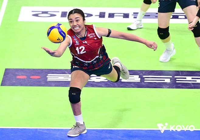 지난 시즌 현대건설에서 활약한 일본 출신 아시아쿼터 자스티스. 다음 시즌에는 흥국생명 유니폼을 입고 뛴다. 사진 KOVO