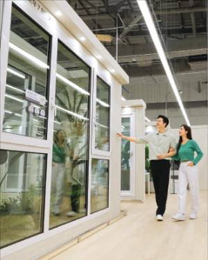 소비자들이 KCC글라스 홈씨씨 수원점에서 다양한 창호 제품을 둘러보고 있다. KCC글라스 제공