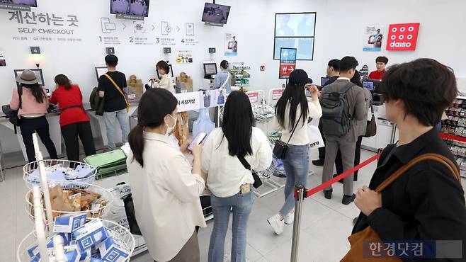 서울 다이소 강남점이 시민들로 붐비고 있다. 사진=문경덕 기자