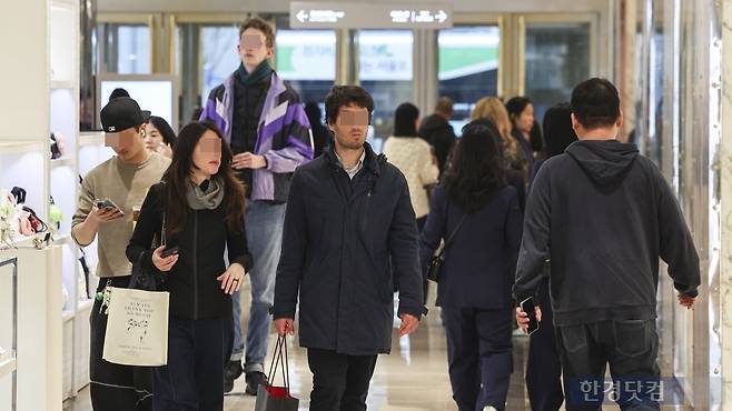 서울 시내 한 백화점에서 외국인 관광객과 시민들이 쇼핑을 즐기고 있다. 사진=임형택 기자