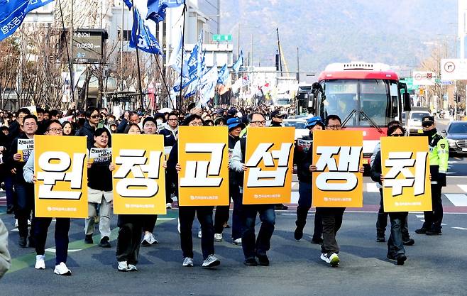 노란봉투법 시행 첫날인 3월 10일 서울 세종로에서 열린 민주노총 투쟁 선포대회에서 집회를 마친 민노총 조합원들이 행진하고 있다.