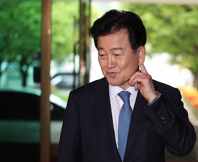 정동영 통일부 장관이 20일 정부서울청사에서 기자들의 질문에 답하고 있다.  연합뉴스