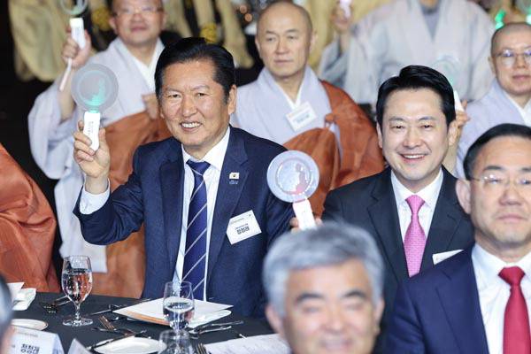 더불어민주당 정청래 대표(왼쪽), 장동혁 국민의힘 대표가 20일 서울 중구 신라호텔에서 열린 불기2570년 대한민국 불교도 봉축대법회에서 기념사진을 찍고 있다. 연합뉴스