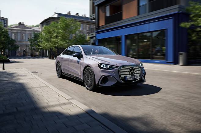 메르세데스-벤츠가 20일 월드 프리미어에서 공개한 디 올-뉴 일렉트릭 C-클래스. 메르세데스-벤츠