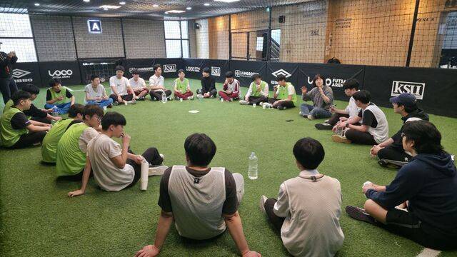 마신희 신촌평광교회 목사가 지난 10일 서울 양천구의 풋살장에서 강서고 학생들과 이야기를 나누고 있다. 신석현 포토그래퍼