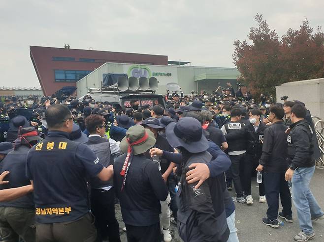 20일 오후 경남 진주시 정촌면 BGF로지스 진주센터에서 화물연대 관계자가 센터 진입을 시도하는 과정에서 경찰과 대치하고 있다. /연합뉴스
