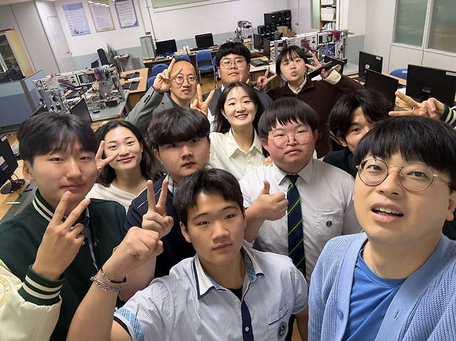 스탠드그라운드 대표 나도움 목사가 지난 17일 전북 군산의 한 고등학교에서 스쿨처치 모임 학생들과 기념촬영을 하고 있다. 스탠드그라운드 제공