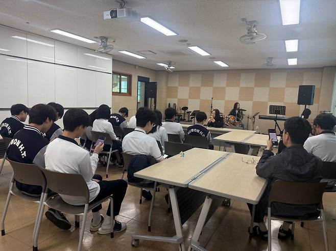 지난 16일 경기도 수원에 위치한 한 고등학교에서 스쿨처치 모임이 진행 중이다. 스탠드그라운드 제공