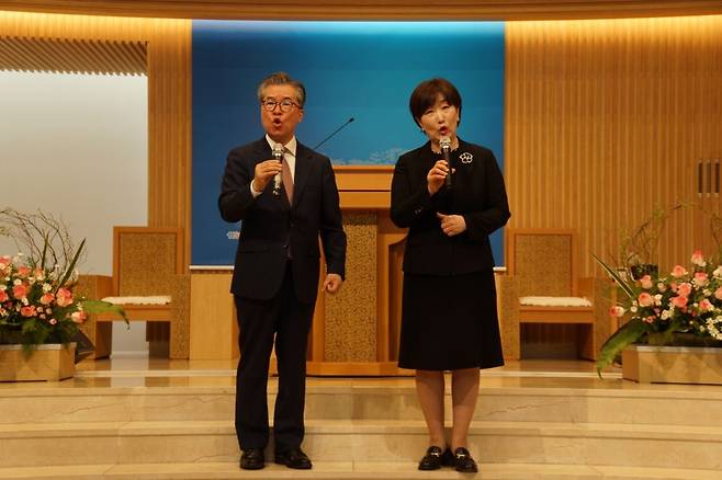 안민 장로와 아내 정진희 권사가 19일 해운대신일교회에서 열린 ‘뉴패밀리 초청 축제’에서 ‘소원’을 함께 부르고 있다.