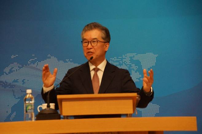 안민 장로가 19일 해운대신일교회에서 열린 ‘뉴패밀리 초청 축제’에서 간증하고 있다. 안 장로는 “세상의 부유함이 채워줄 수 없는 영혼의 갈증은 오직 예수 그리스도라는 해답을 만날 때만 해소된다”고 말했다.