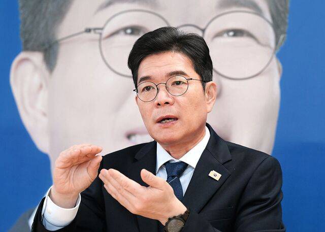 정원오 더불어민주당 서울시장 후보가 20일 서울 중구 태평빌딩 캠프 집무실에서 국민일보와 인터뷰하고 있다. 정 후보는 “(시민들이) ‘이재명정부 잘하는데, 정원오는 일 잘한다니까 기대된다’고 한다”며 자신감을 드러냈다. 이한형 기자