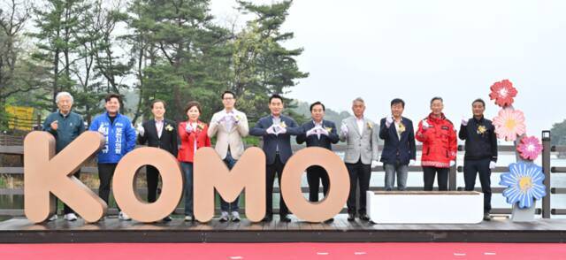 최근 포천시 고모호수공원에서 열린 ‘리뉴얼 준공식’에서 관계자들이 기념촬영을 하고 있다. 포천시 제공