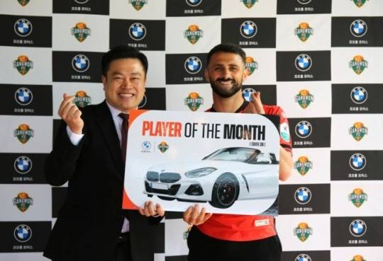 강원FC와 코오롱 모터스와 함께하는 2~3월의 선수상을 받은 아부달라 / 사진=강원FC 제공. 연합뉴스