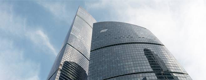 서방 제재를 피해온 러시아계 가상화폐 거래소 그리넥스 및 933억달러 규모의 거래를 처리한 관련 토큰 ‘A7A5’ 생태계가 내부 붕괴 위기를 맞고 있다. 사진은 A7A5 토큰 등 러시아 가상화폐 생태계와 연관된 상업 지구 빌딩의 전경. [출처=체이널리시스]