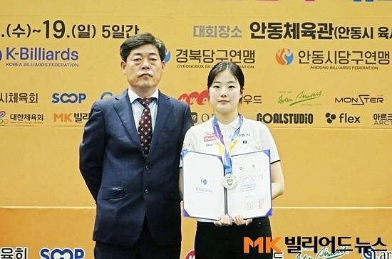 아쉽게 준우승에 머문 허채원이 안동당구연맹 이창규 회장과 포즈를 취하고 있다.